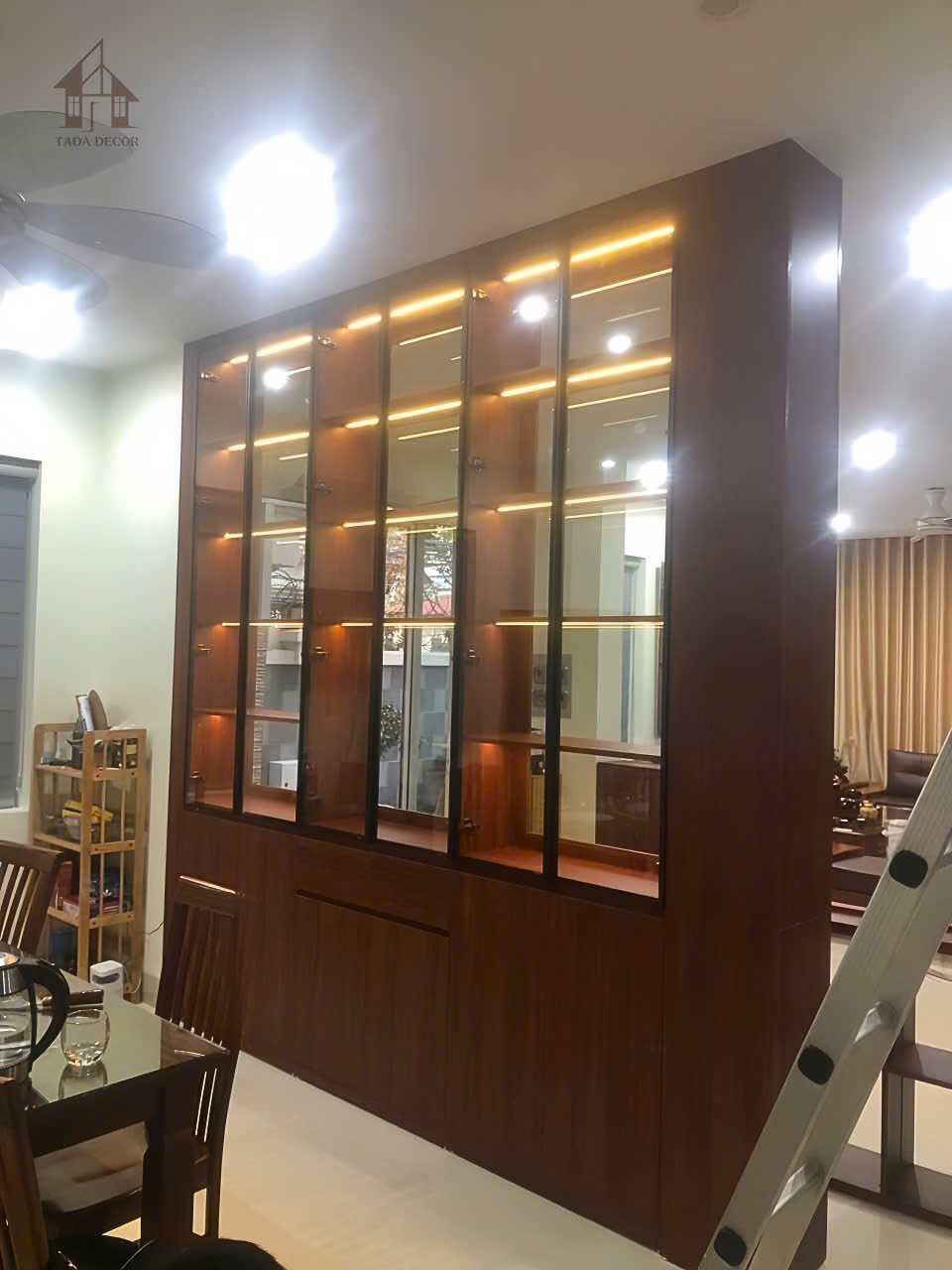 Feedback tủ rượu phòng khách đẹp – Hoàn thiện thực tế tại TADA