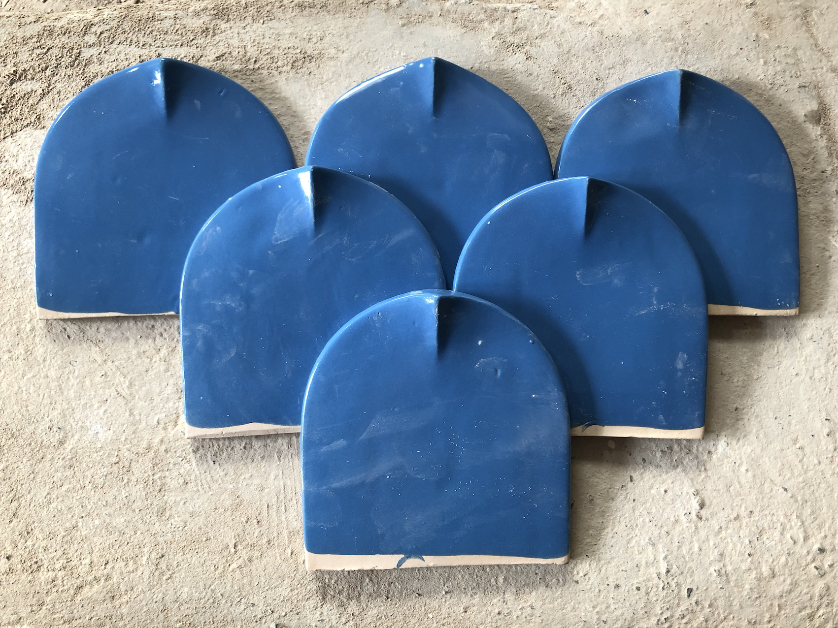 Ngói mũi hài tráng men xanh da trời