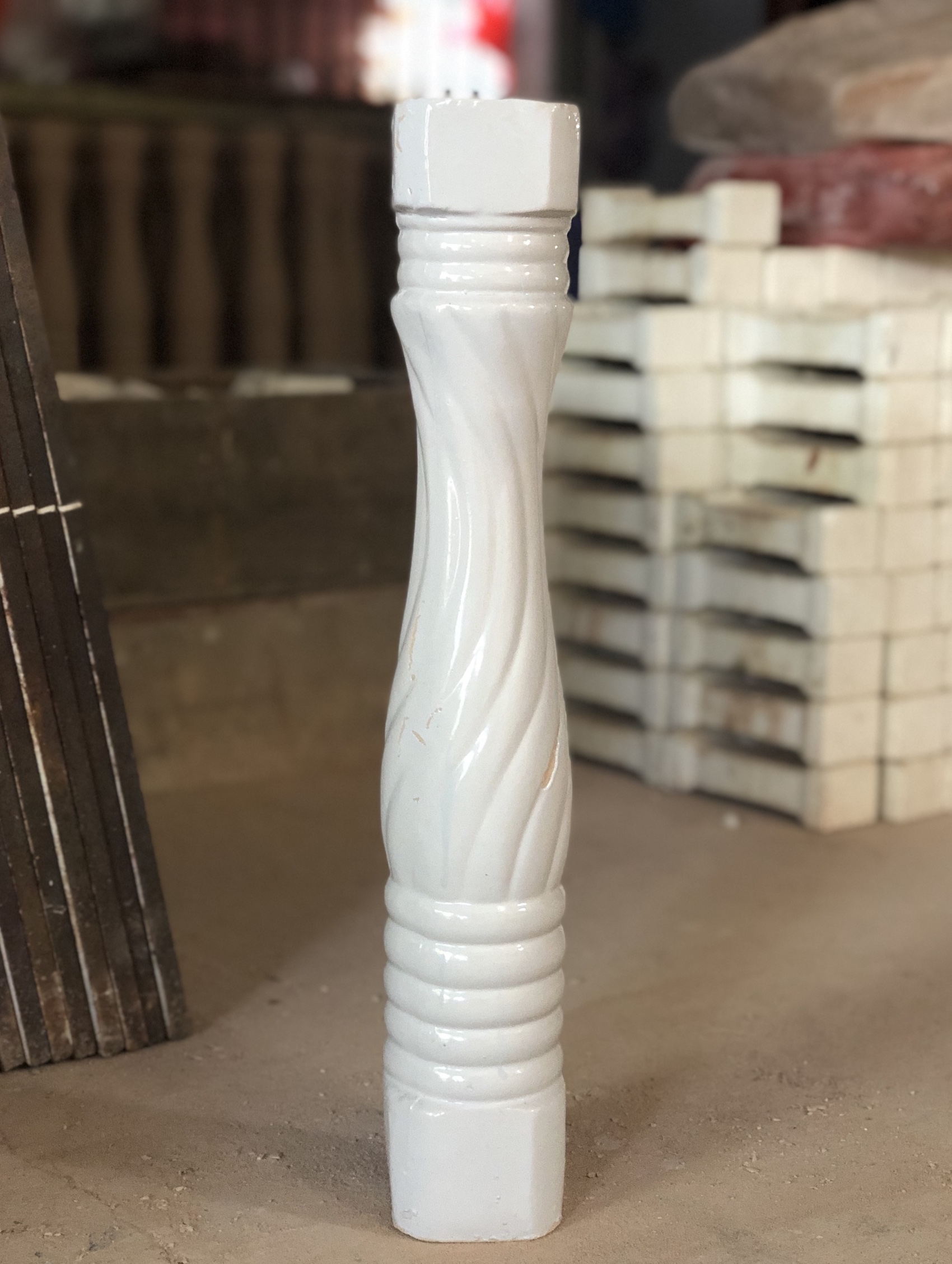 Lan can xoắn men trắng