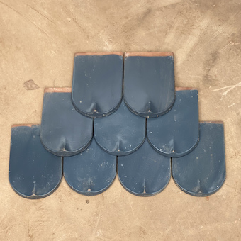 Ngói mũi hài tráng men xanh blue font