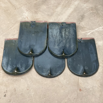 Ngói mũi hài tráng men rêu cổ