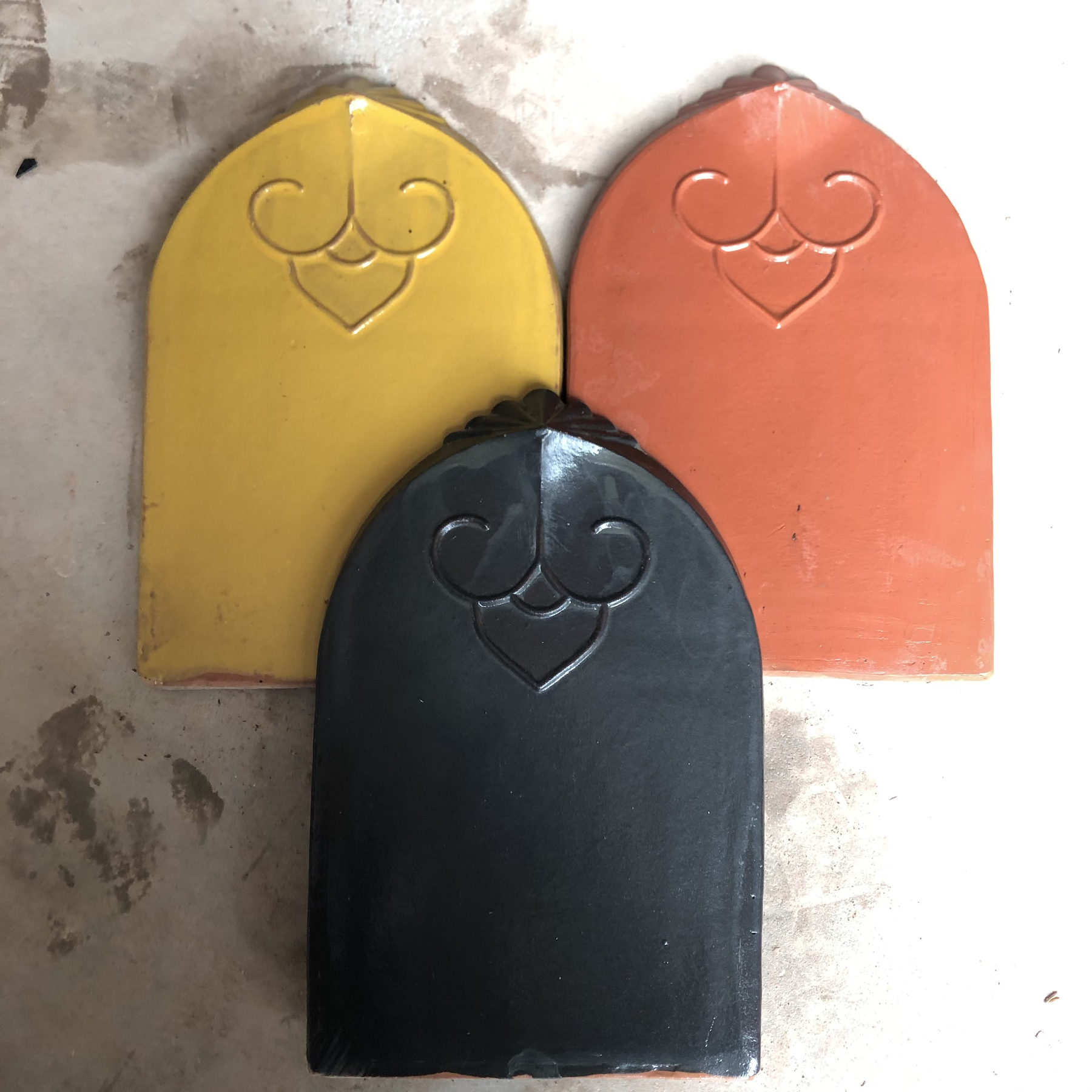 ngói mũi hài họa tiết tráng men