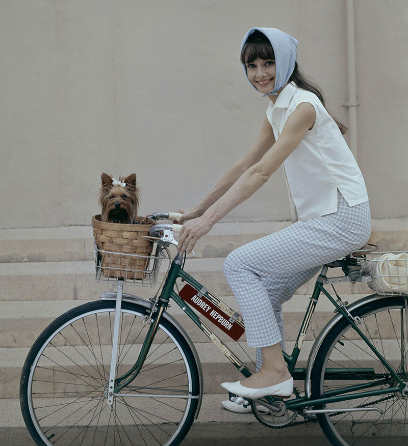 Học Audrey Hepburn 3 bí quyết dùng khăn lụa ngày hè