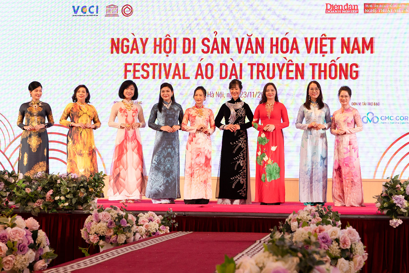 Sứ mệnh của nữ doanh nhân với áo dài lụa Việt Nam