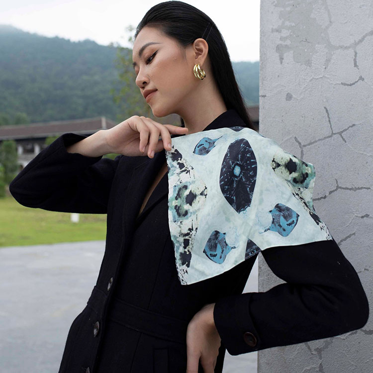 Các mẫu khăn lụa nhỏ trong Bộ sưu tập Nghề thủ công truyền thống của DeSilk