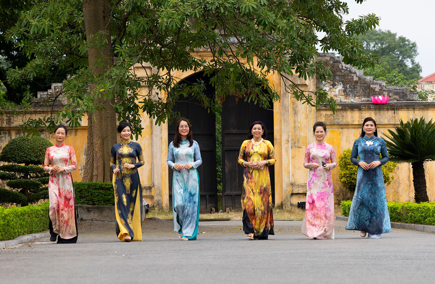 Các doanh nhân HNEW trình diễn áo dài tại buổi trình diễn Áo dài Doanh nhân 3 miền do Tạp chí Diễn đàn Doanh nghiệp phối hợp với Trung tâm UNESCO Hỗ trợ Bảo tồn & Phát triển Nghệ thuật Việt Nam tổ chức