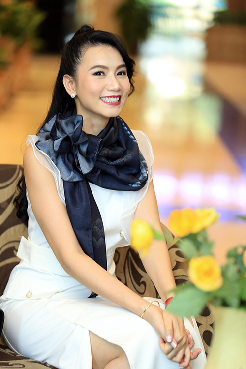 Diễn viên Lương Giang diện váy cocktail sang trọng với khăn lụa DeSilk