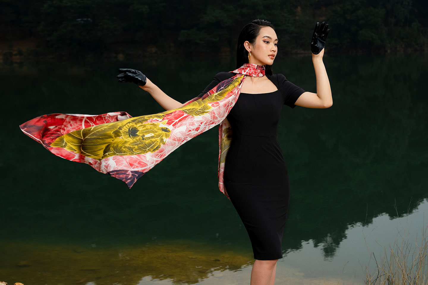 DeSilk' Choice: Khăn dài họa tiết hổ khí chất uy mãnh cho các nữ cường nhân