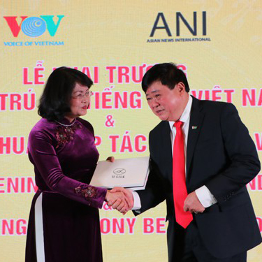 Tổng giám đốc đài VOV Nguyễn Thế Kỷ tặng quà lụa DeSilk cho Phó chủ tịch nước Đặng Thị Ngọc Thịnh.