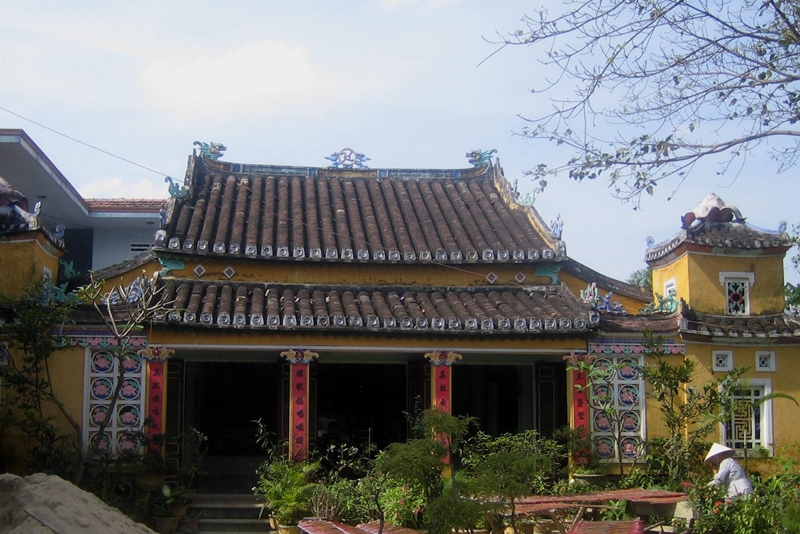  Nhà thờ Đức Bà Hiếu Chiêu Hoàng hậu - Bà chúa Tằm Tang ngay trên đất dinh trấn Thanh Chiêm xưa nay ở thị xã Điện Bàn (Quảng Nam).