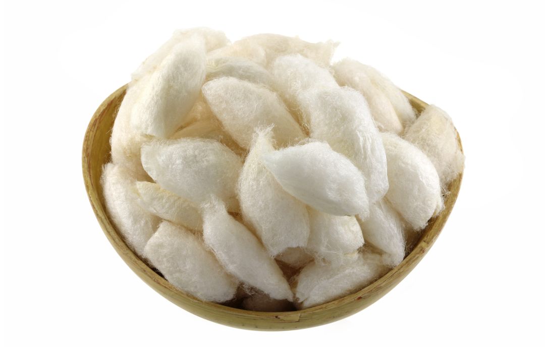 Sợi tơ tằm chứa protein fibroin, một loại protein có khả năng giữ ẩm và bảo vệ da khỏi tác động của các yếu tố môi trường