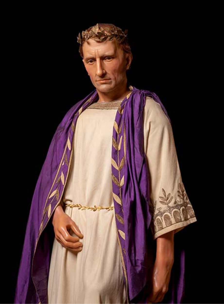 Tái hiện chân dung Hoàng đế Julius Caesar trong bộ trang phục truyền thống với các nếp gấp mềm mại bằng lụa
