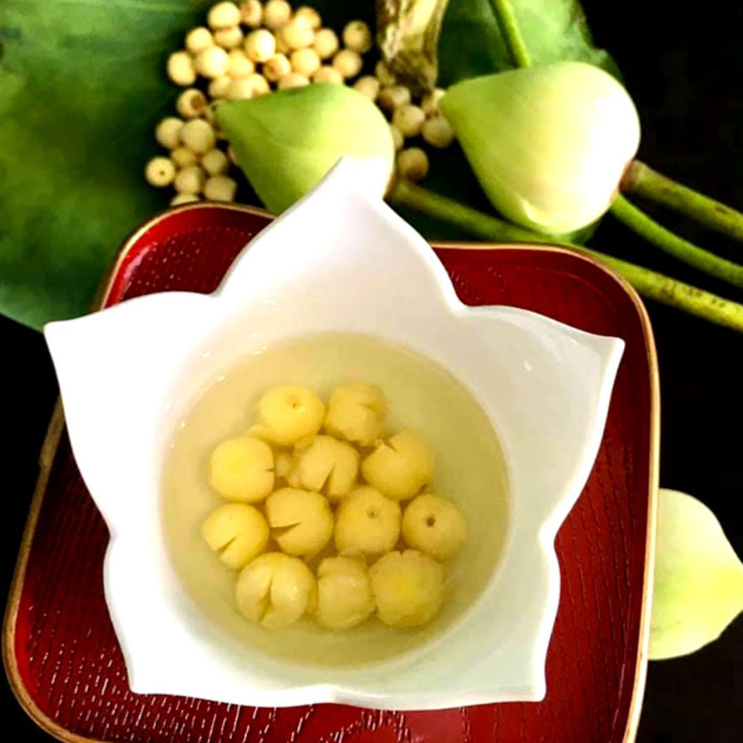 Chè hạt sen vừa thơm mát, bùi bùi, kết hợp với các loại nguyên liệu khác như đậu nành, nhãn,... thì còn gì tuyệt vời hơn nữa