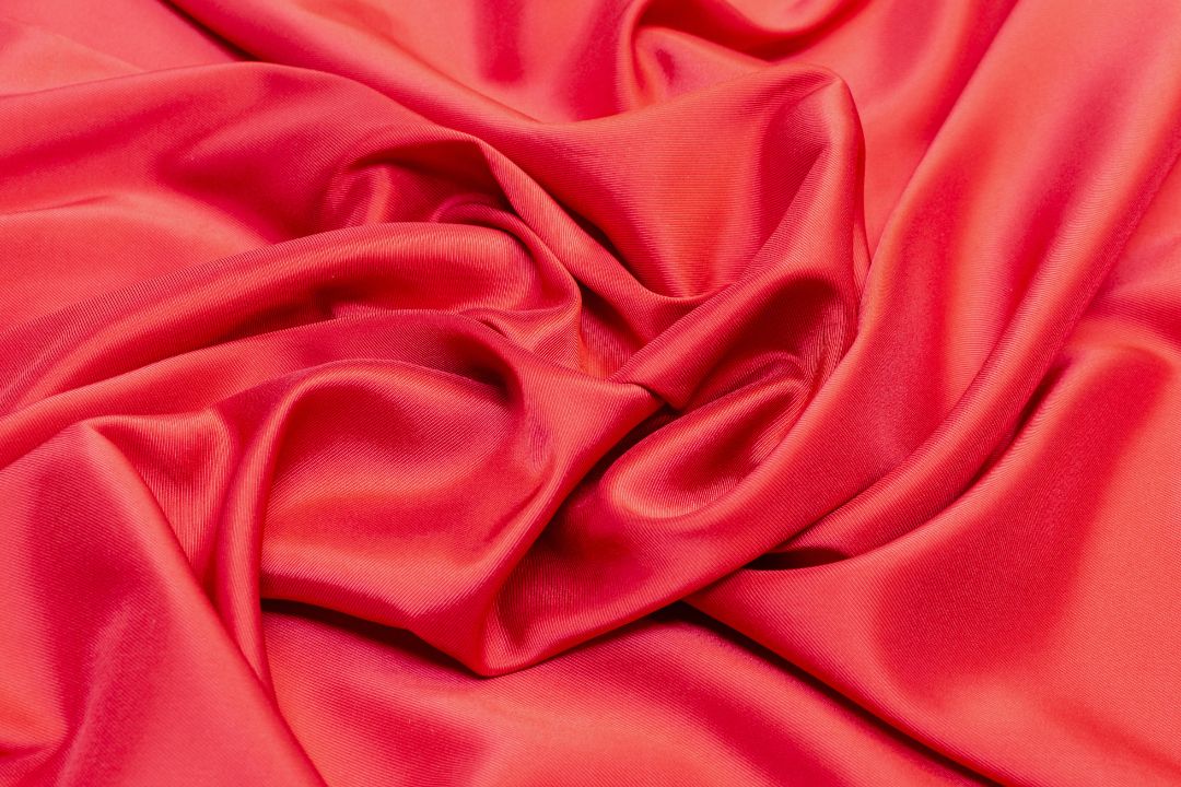 Lụa chéo, hay còn gọi là lụa Twill, là một trong những loại lụa được ưa chuộng nhất nhờ vào sự kết hợp hoàn hảo giữa vẻ đẹp tinh tế và độ bền vượt trộ