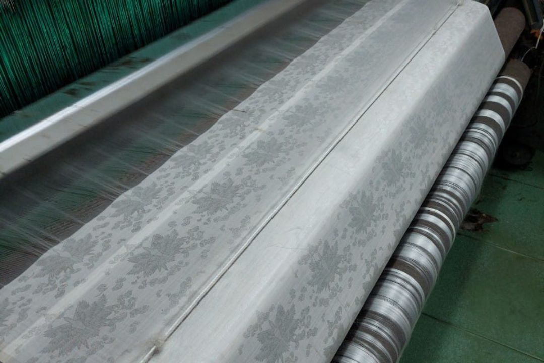 Dệt gấm, hay còn gọi là dệt Jacquard, là một trong những kỹ thuật dệt lụa phức tạp và tinh xảo nhất