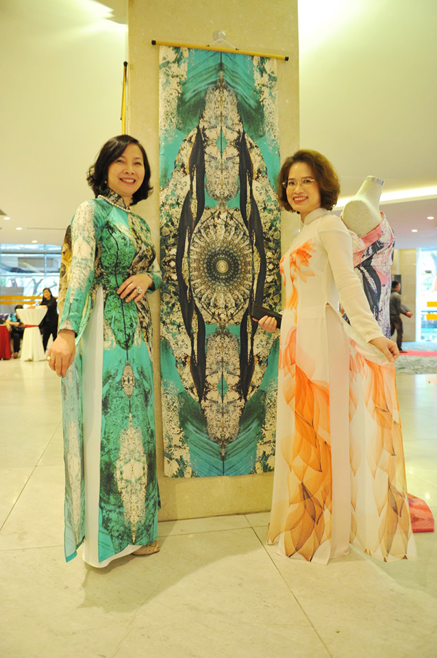 Bà Bích Vân và CEO DeSilk Văn Hằng