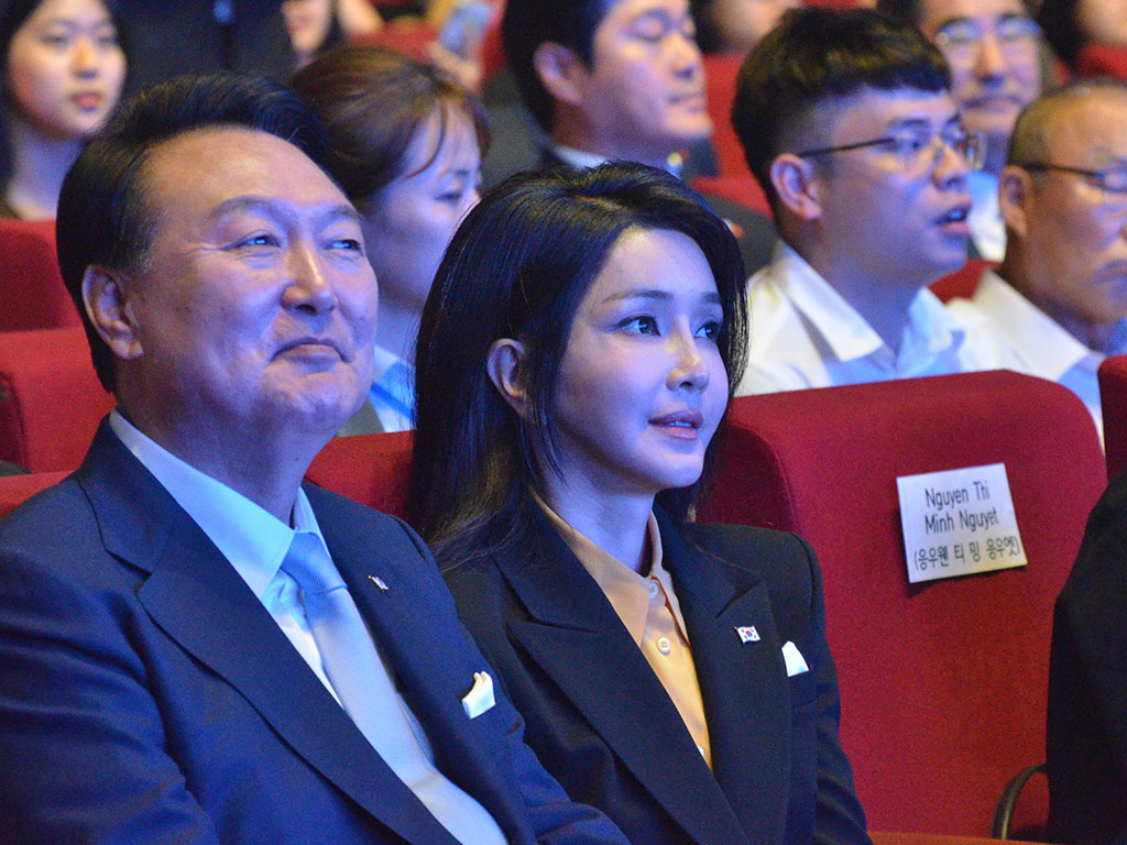 Tổng thống Yoon Suk-yeol và Đệ nhất phu nhân dự Đêm Giao lưu Văn hóa Việt - Hàn tại Trung tâm Hội nghị Quốc gia ở Hà Nội tối 22/6.