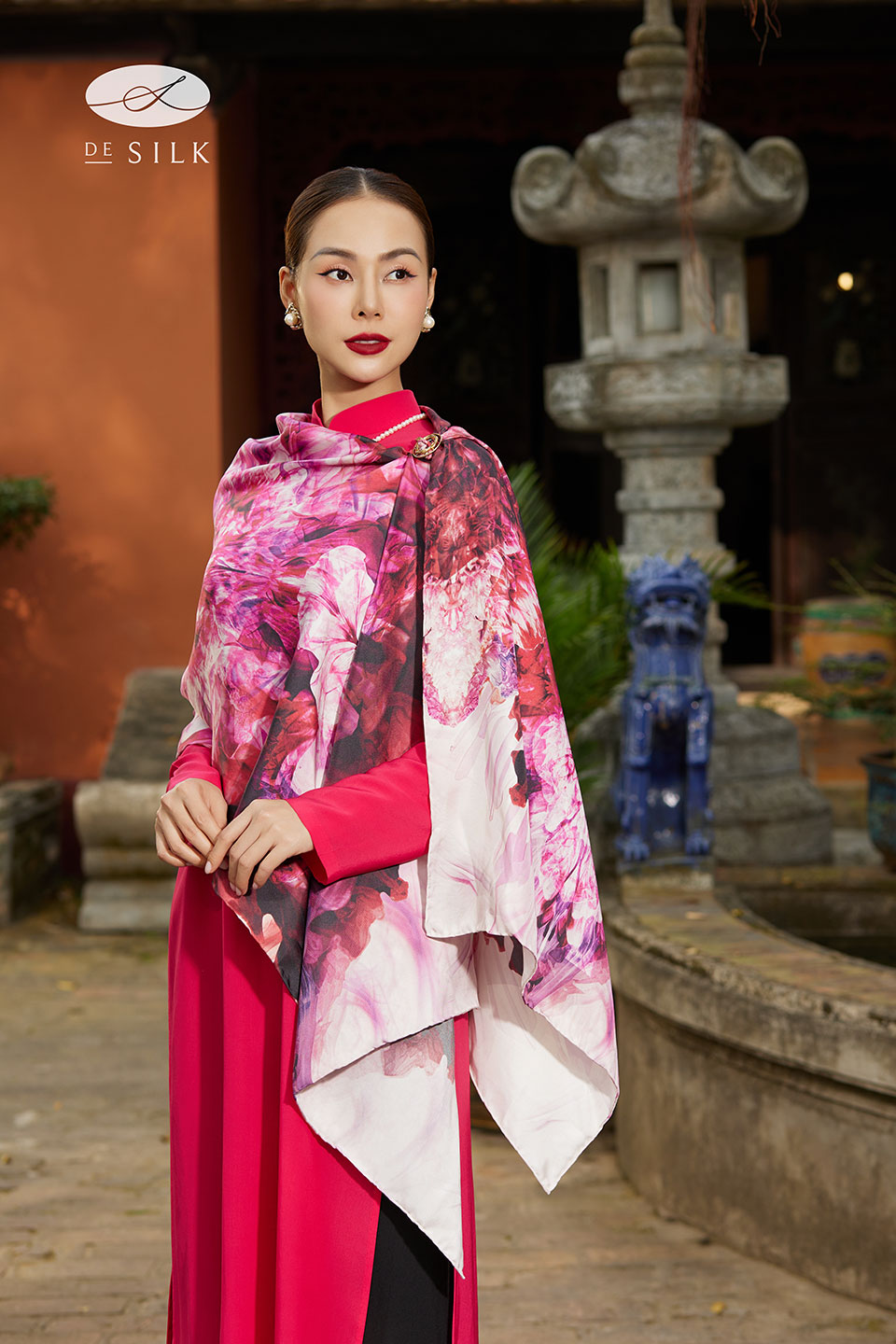 Khăn lụa vuông 100 Regal Reverie họa tiết hoa lan tím