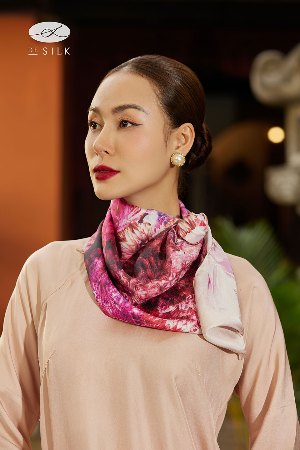Khăn lụa vuông 65 Regal Reverie họa tiết hoa lan tím