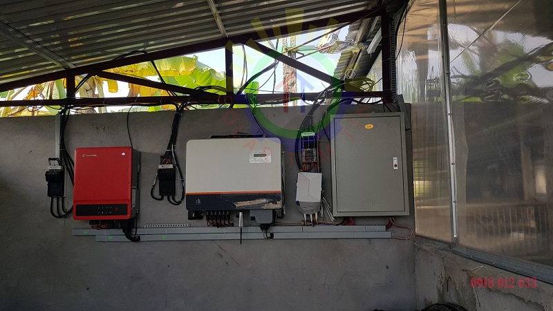 Hai máy biến tần và tủ điện năng lượng mặt trời của hệ thống điện mặt trời 60kWp tại Thái Nguyên