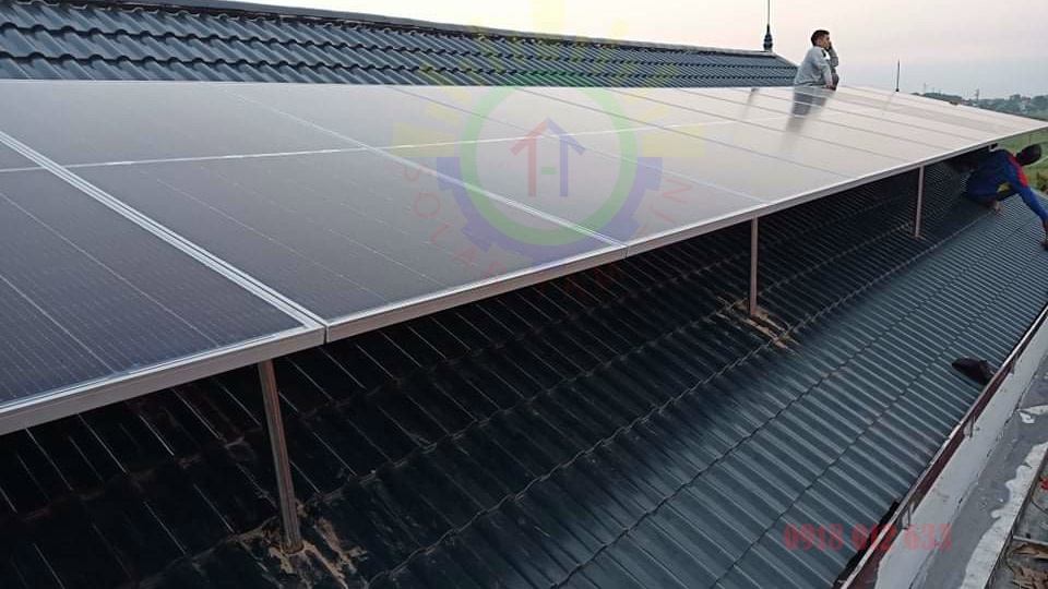 Hệ khung và giàn pin mặt trời sau khi lắp đặt lên mái