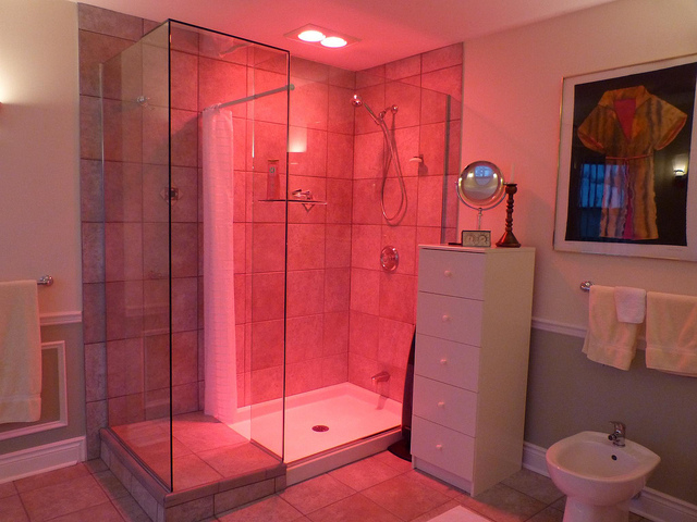 Có nên lắp đèn sưởi trong nhà tắm?