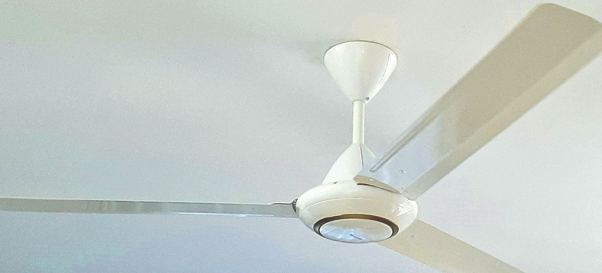 Quạt trần Panasonic có 5 cấp độ gió cùng với điều khiển bằng hộp số