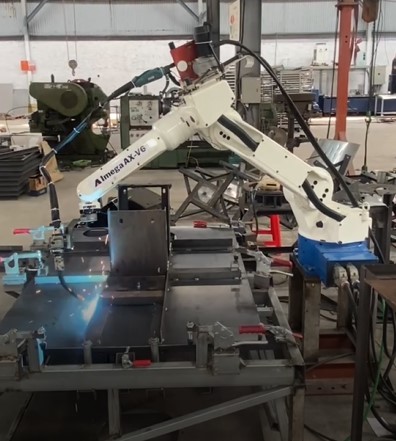 Robot hàn 6 trục thực hiện hàn kết cấu thép