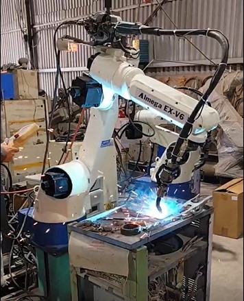 Robot hàn Nhật bãi