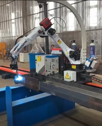 Robot hàn trong nhà xưởng