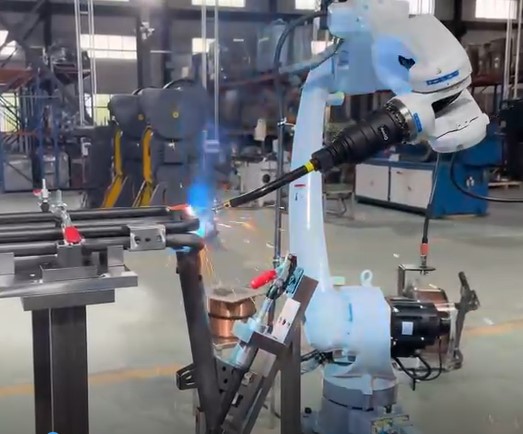 Robot hàn hoạt động cùng gá hàn