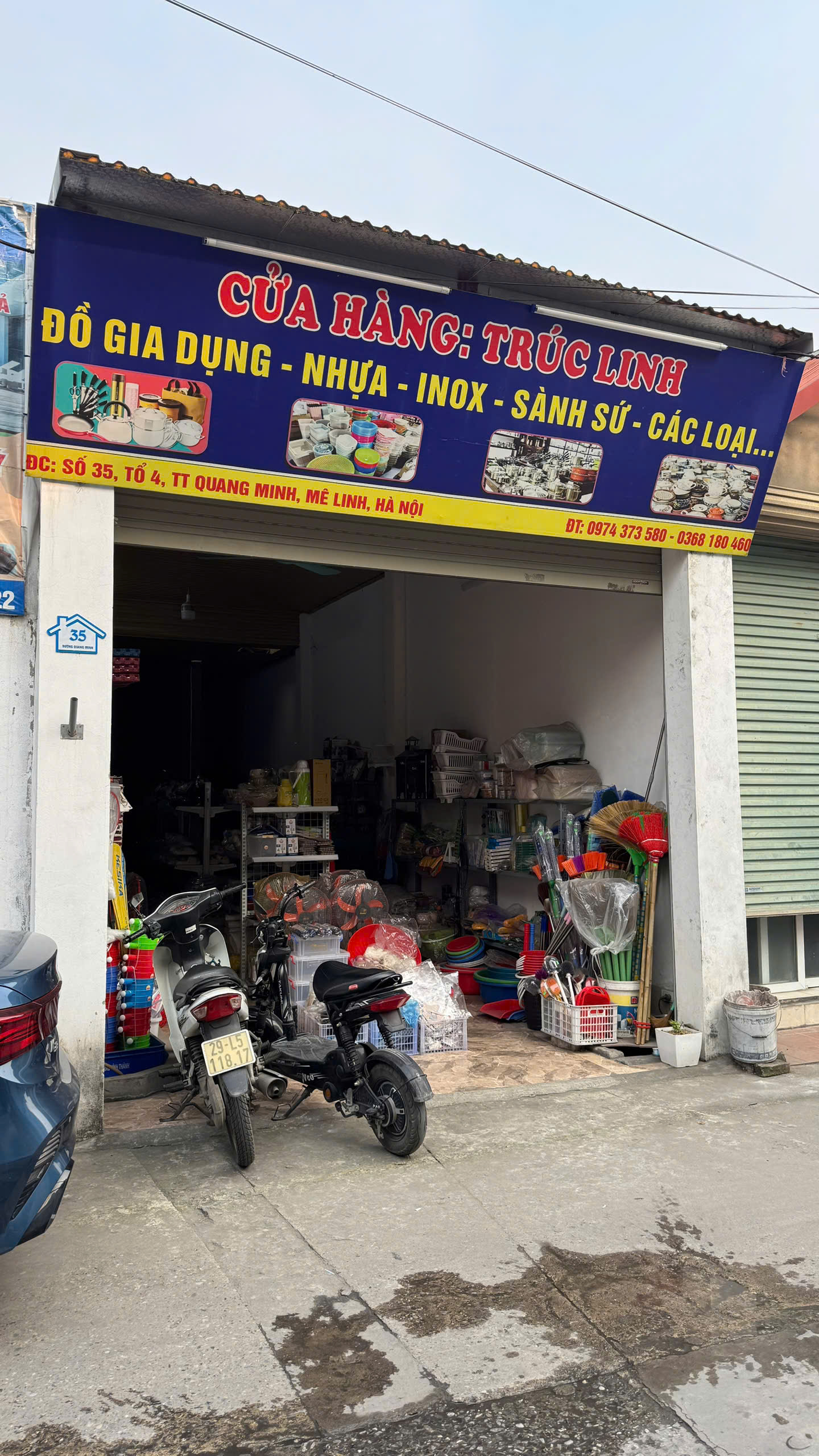 Mặt tiền cửa hàng trước cải tạo với biển hiệu cũ và không gian trưng bày chưa tối ưu, khó thu hút khách từ bên ngoài.