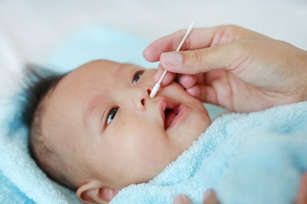 Những sai lầm thường gặp khi ngoáy mũi cho trẻ sơ sinh