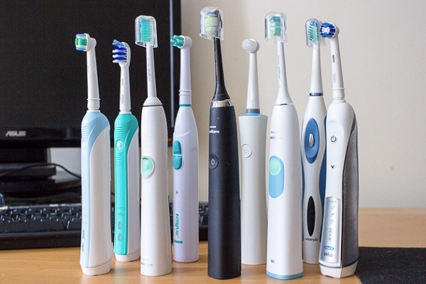 So sánh bàn chải đánh răng điện Oral B và Philips Sonicare