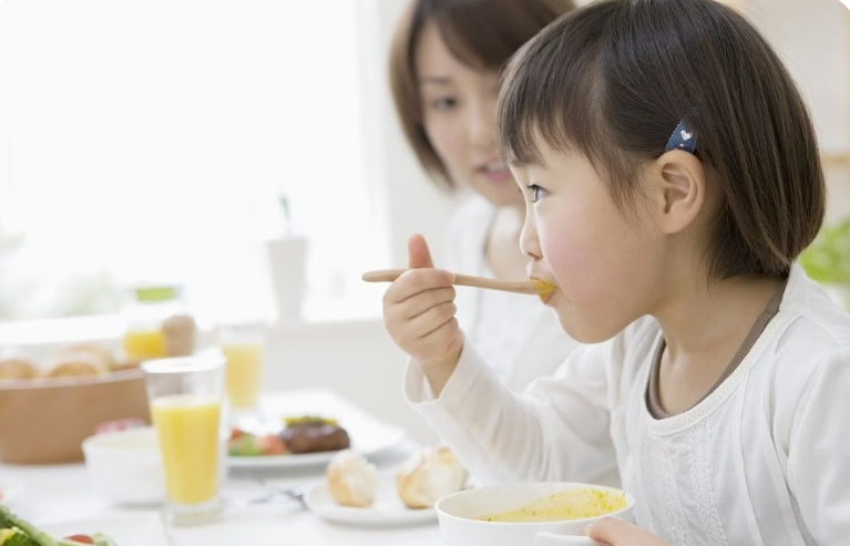 Vì sao nhiều cha mẹ quan tâm yến chưng sẵn bên cạnh sữa cho trẻ nhỏ?