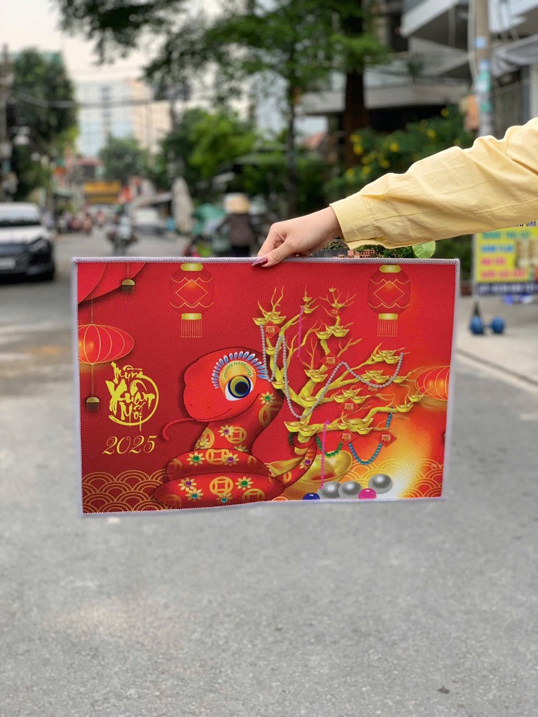 (Thảm Đơn) Thảm Tết Màu Đỏ Sắc Xuân Về 2025 (Bao 300 Cái)