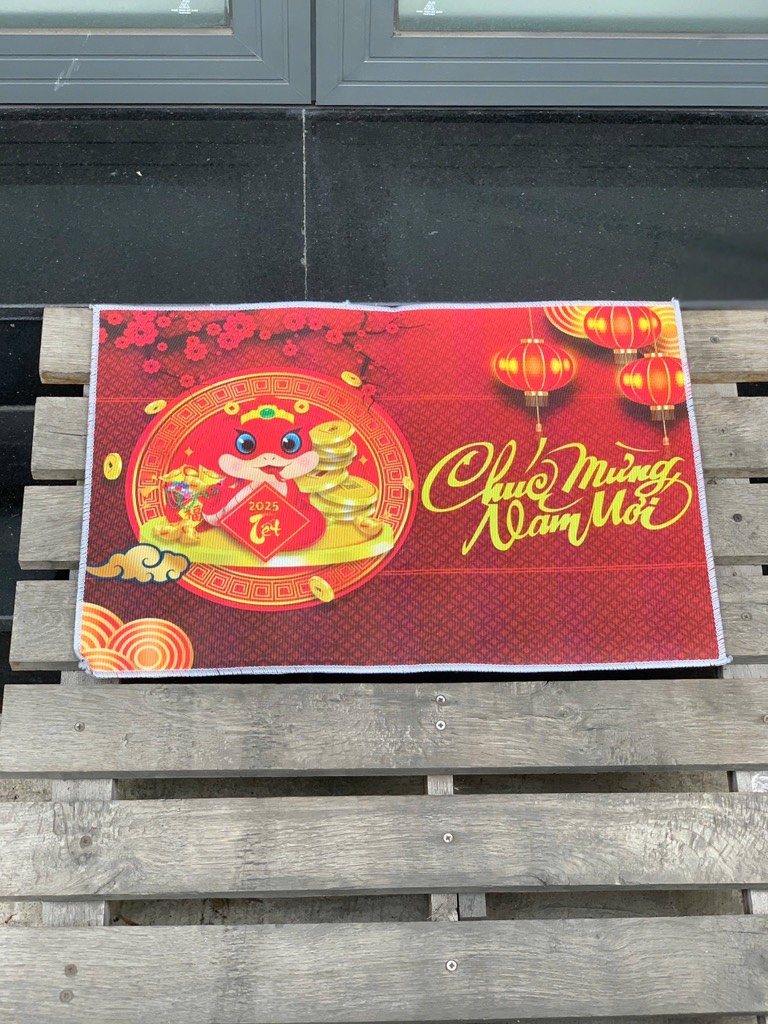 (Thảm Đơn) Thảm Tết Màu Đỏ Sắc Xuân Về 2025 (Bao 300 Cái)