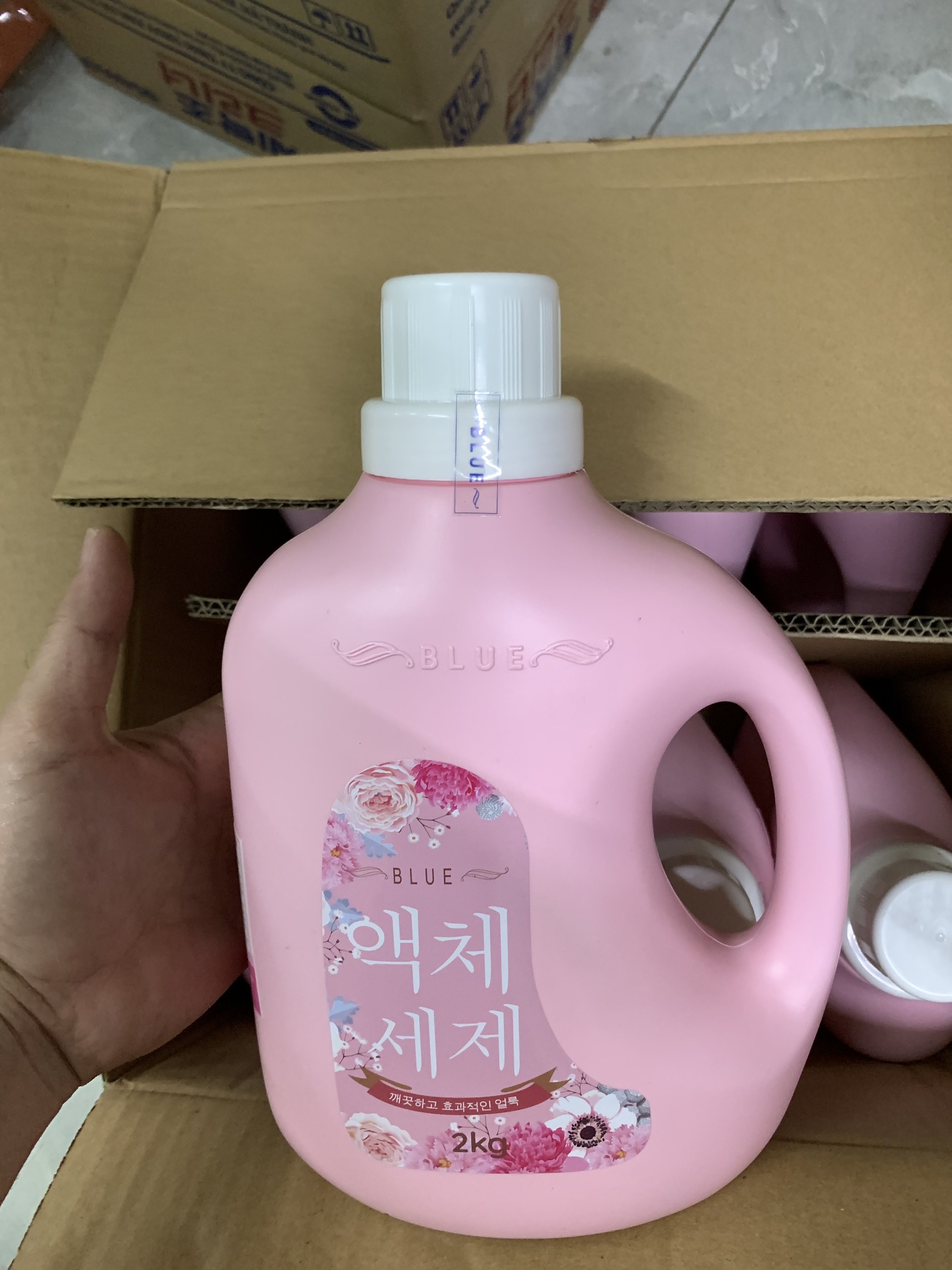 Nước Giặt Blue Hàn Quốc 2kg (Màu Xanh + Màu Hồng)
