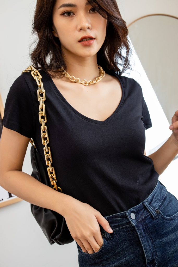 ÁO THUN CỔ TIM MÀU ĐEN