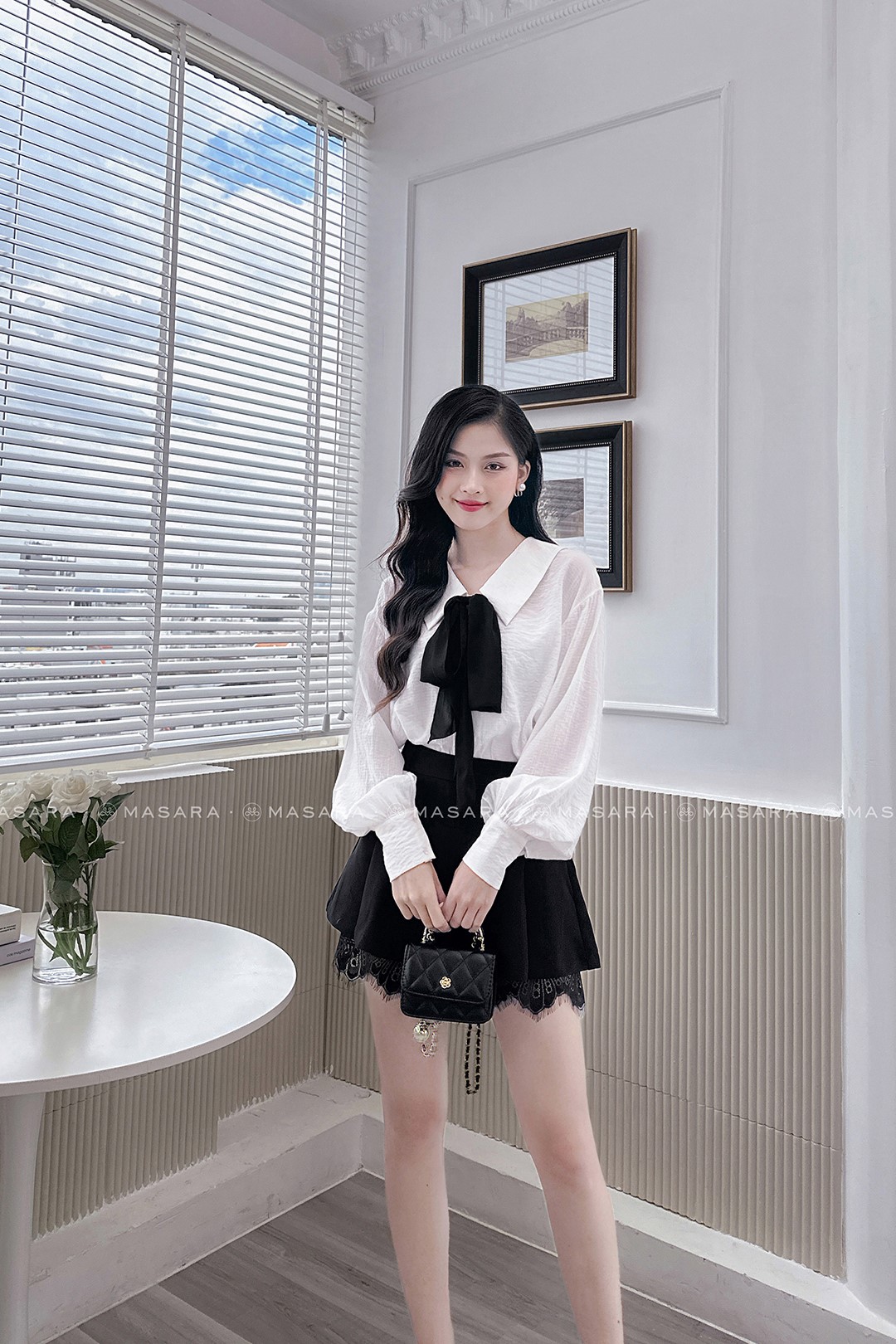 ÁO TẰM TRẮNG CỔ SEN NHỌN + NƠ ĐEN CÀI
