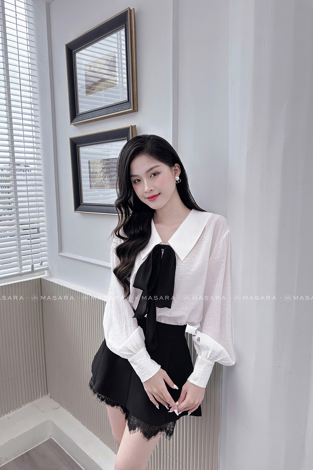 ÁO TẰM TRẮNG CỔ SEN NHỌN + NƠ ĐEN CÀI