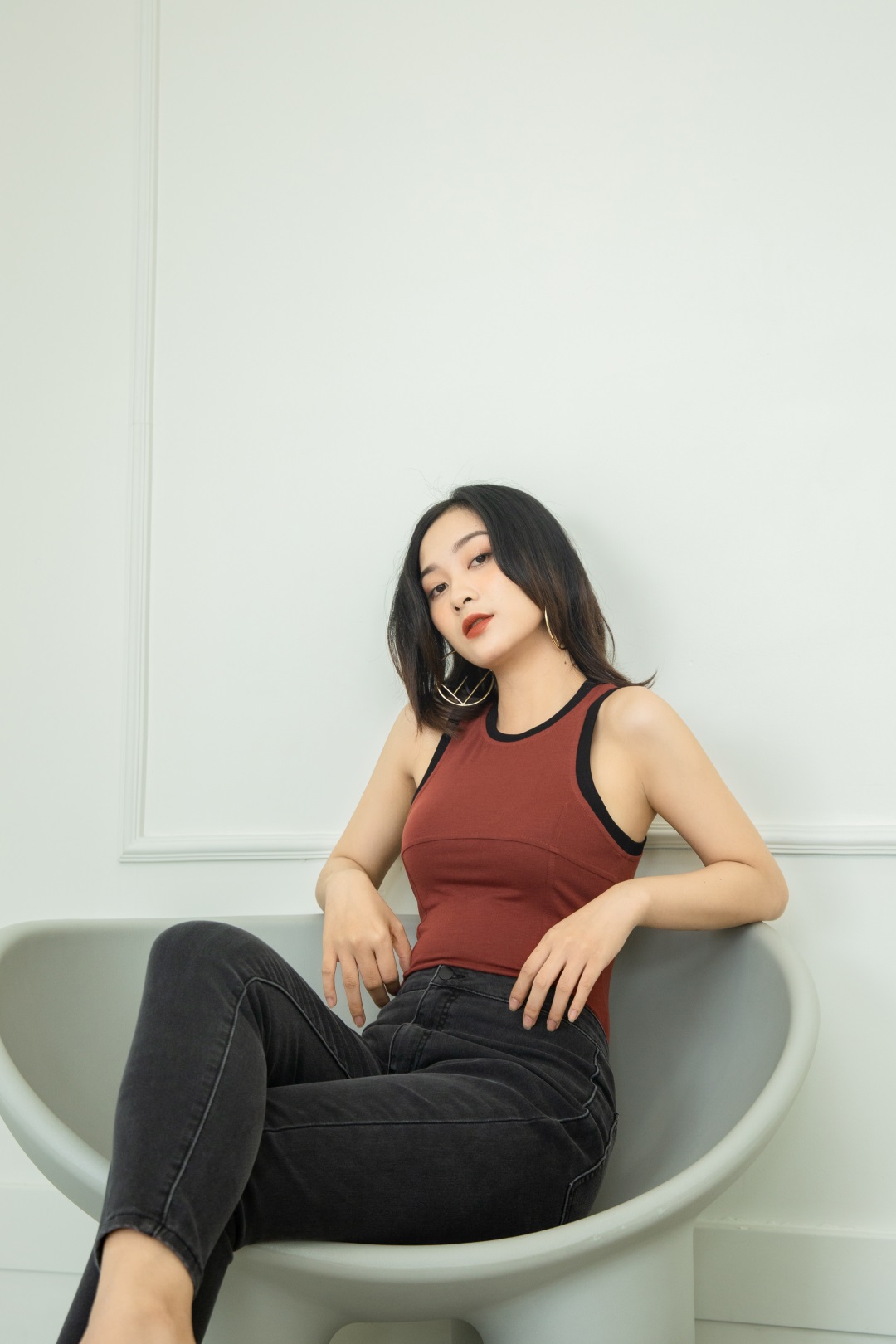 ÁO SÁT NÁCH MÀU NÂU VIỀN ĐEN