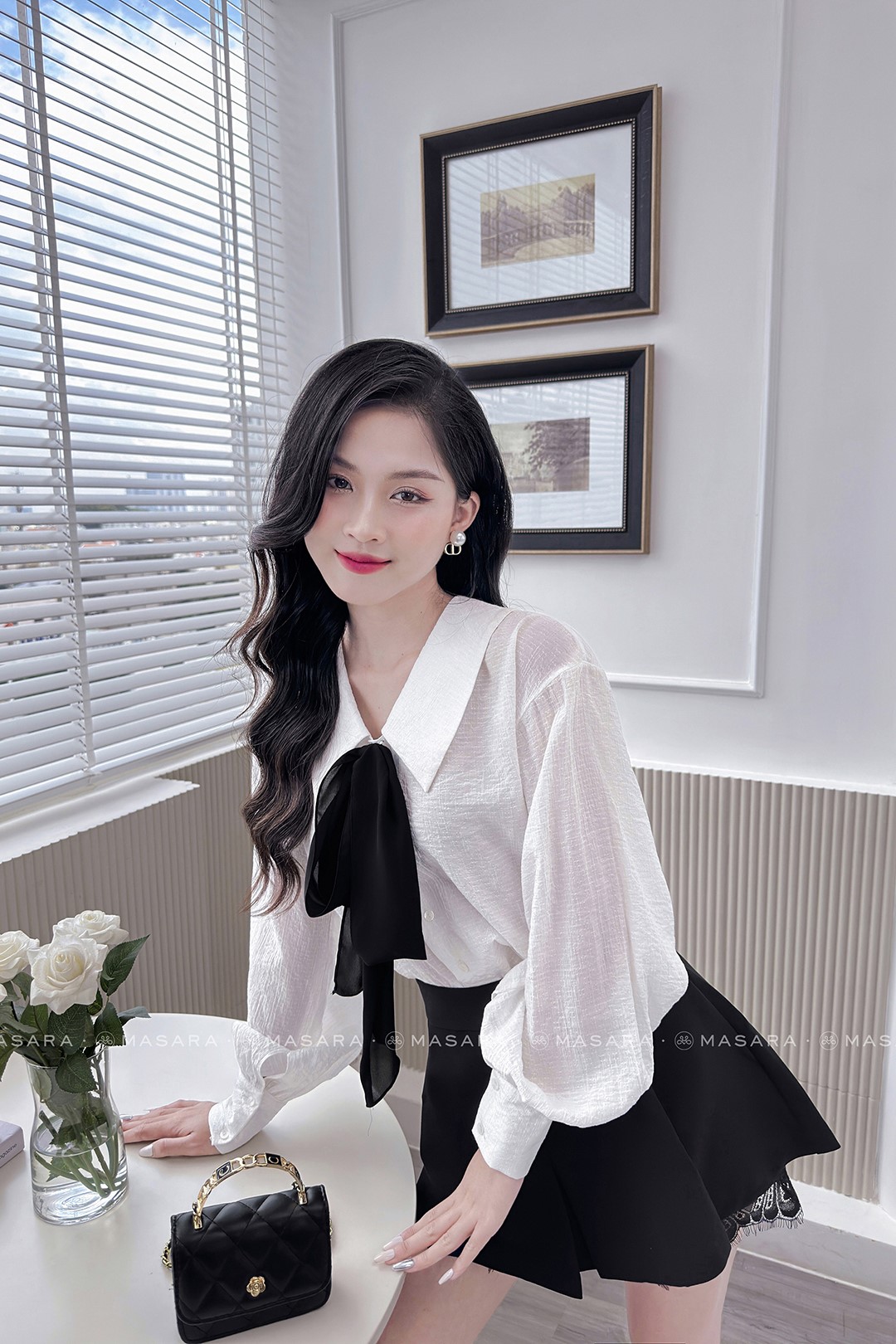 ÁO TẰM TRẮNG CỔ SEN NHỌN + NƠ ĐEN CÀI