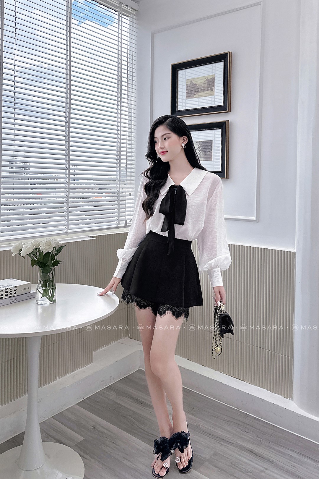 ÁO TẰM TRẮNG CỔ SEN NHỌN + NƠ ĐEN CÀI