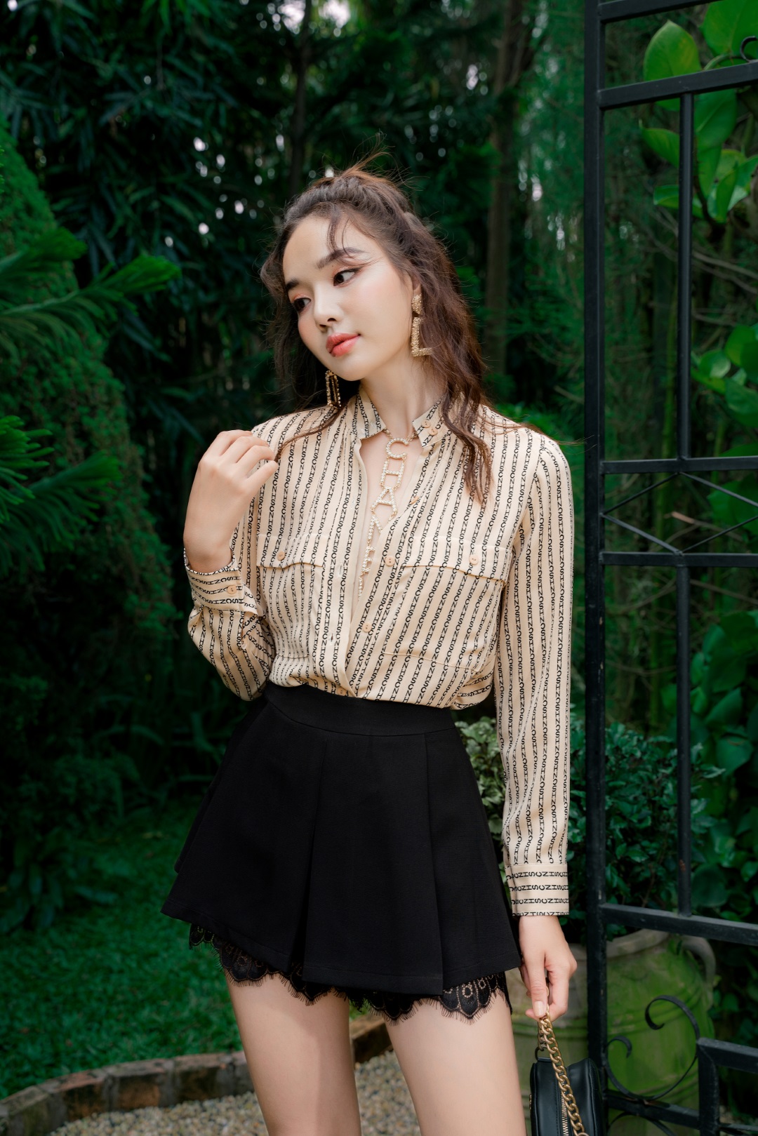 ÁO SƠ MI CỔ TRỤ IN CHỮ MÀU BE