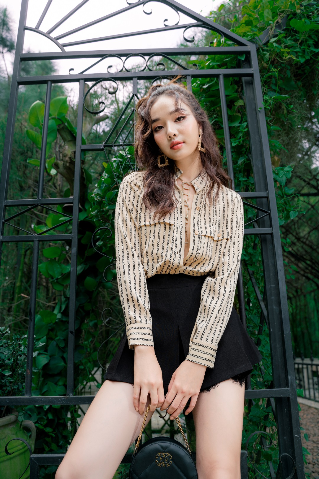 ÁO SƠ MI CỔ TRỤ IN CHỮ MÀU BE