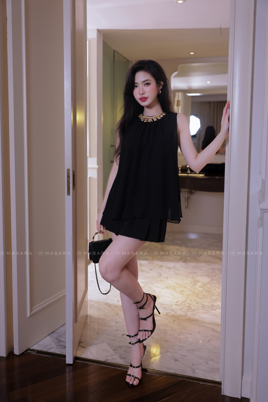 ÁO VOAN TƠ HÀN ĐEN + GẮN ĐÁ VÀNG