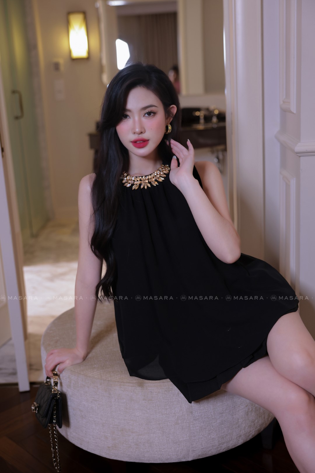 ÁO VOAN TƠ HÀN ĐEN + GẮN ĐÁ VÀNG