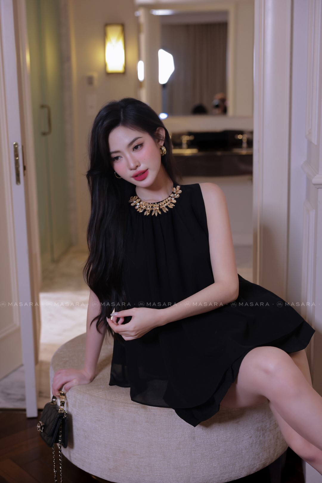 ÁO VOAN TƠ HÀN ĐEN + GẮN ĐÁ VÀNG