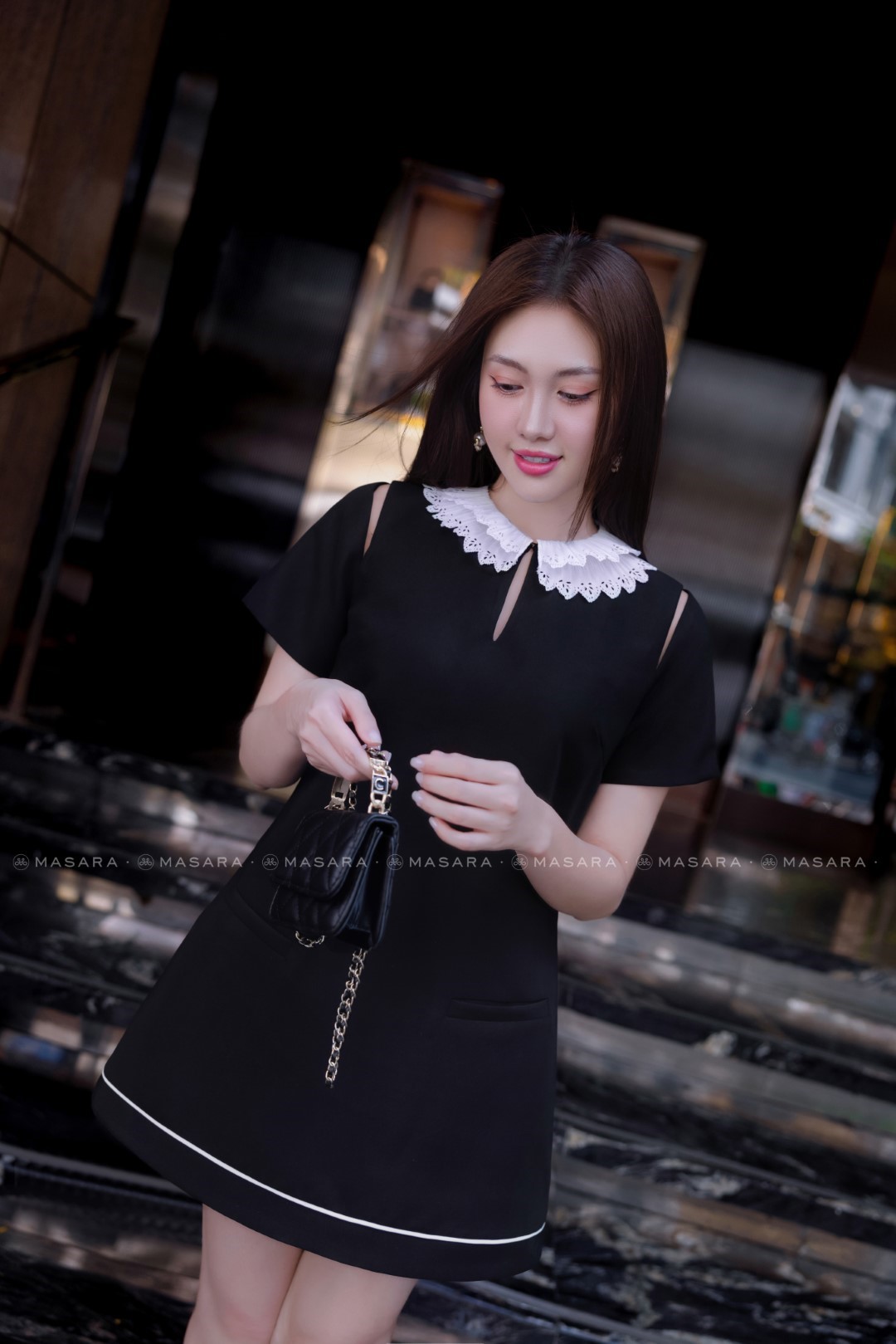 ĐẦM ĐEN CHỮ A CỔ REN TRẮNG